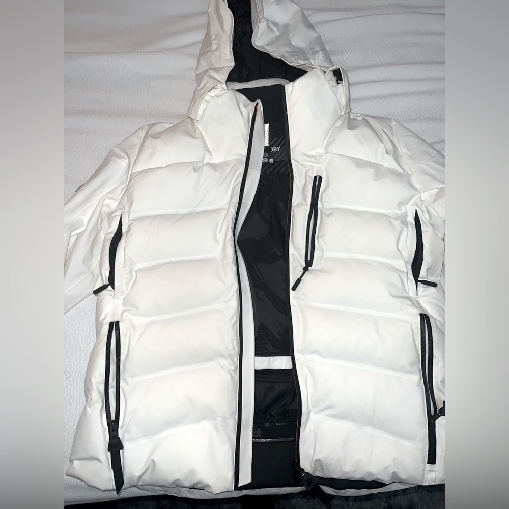 White padded superdry coat. Worn once basically brand new
